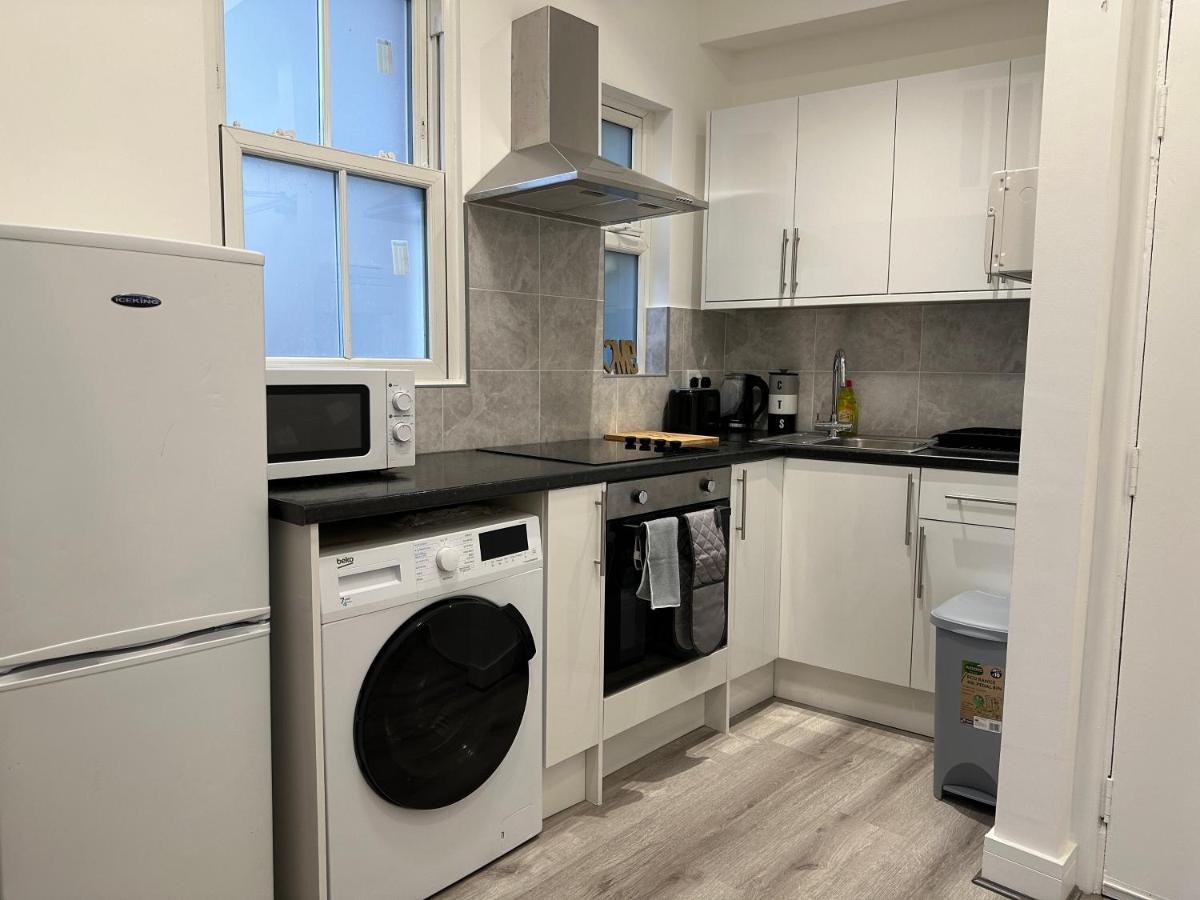 Central Colwyn Bay F1 Экстерьер фото